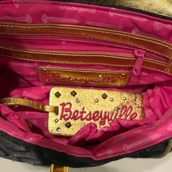 Betsey Johnson Black Quilted Heart Bag with Gold Chain - Picture 5 of 6